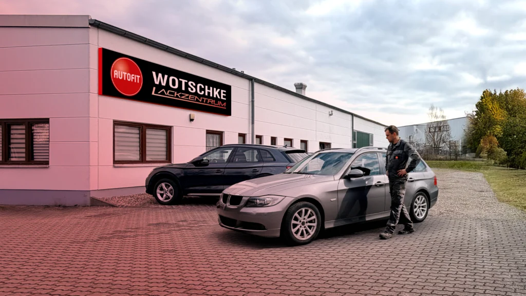 Autofit Wotschke Lackzentrum in Strausberg, Mitarbeiter läuft zu einem Kundenfahrzeug.